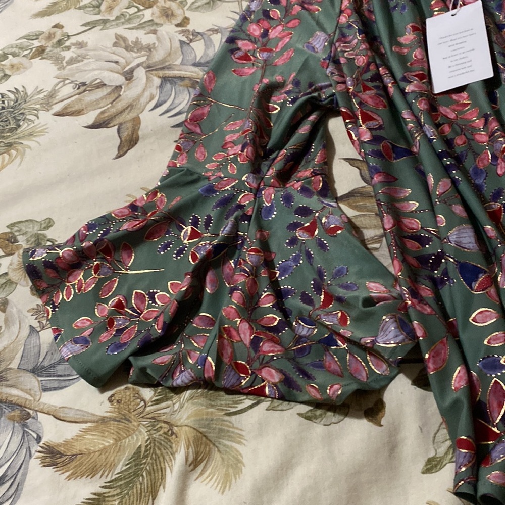 FLORAL BLOUSE GREEN & PINK w/ GOLD  BELL SLEEVES SIZE L NWT - Picture 5 of 9